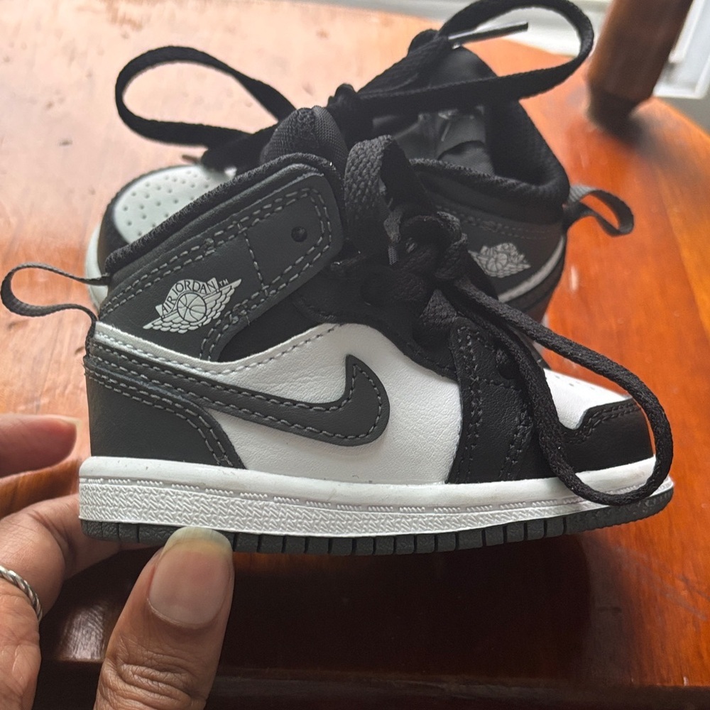 Nike Jordan 1 toddler Black and White High-Top Sneakers NWOT - Picture 5 of 5